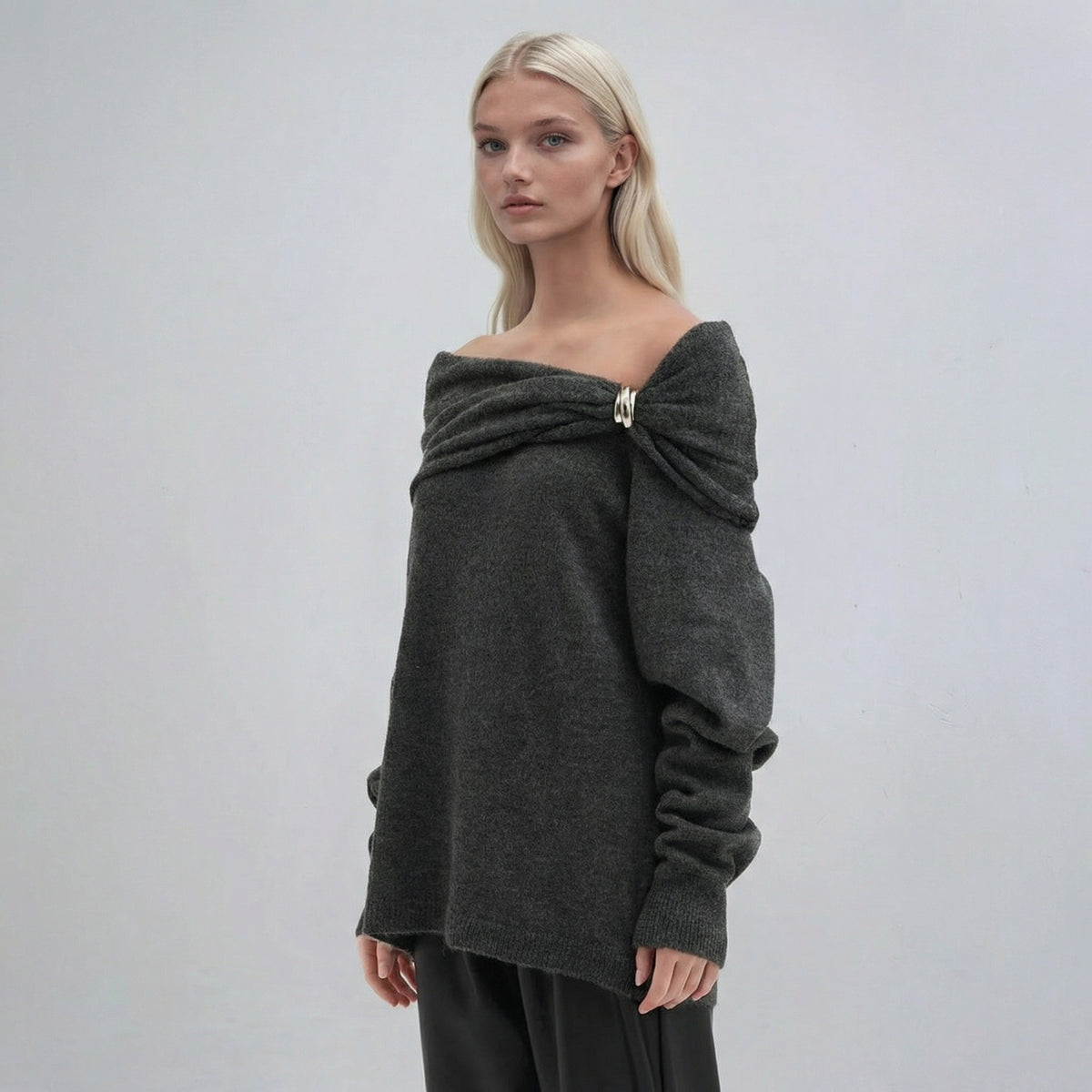 Grauer Oversized Off-Shoulder Pullover mit Spange
