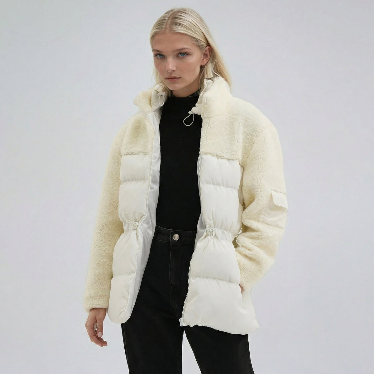 Weißer Hybrid-Steppmantel mit Stehkragen und Fleece-Einsätzen