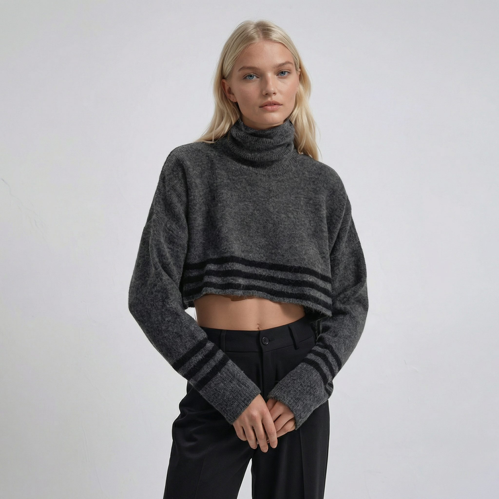 Kurzer Rollkragenpullover in Grau mit Kontraststreifen