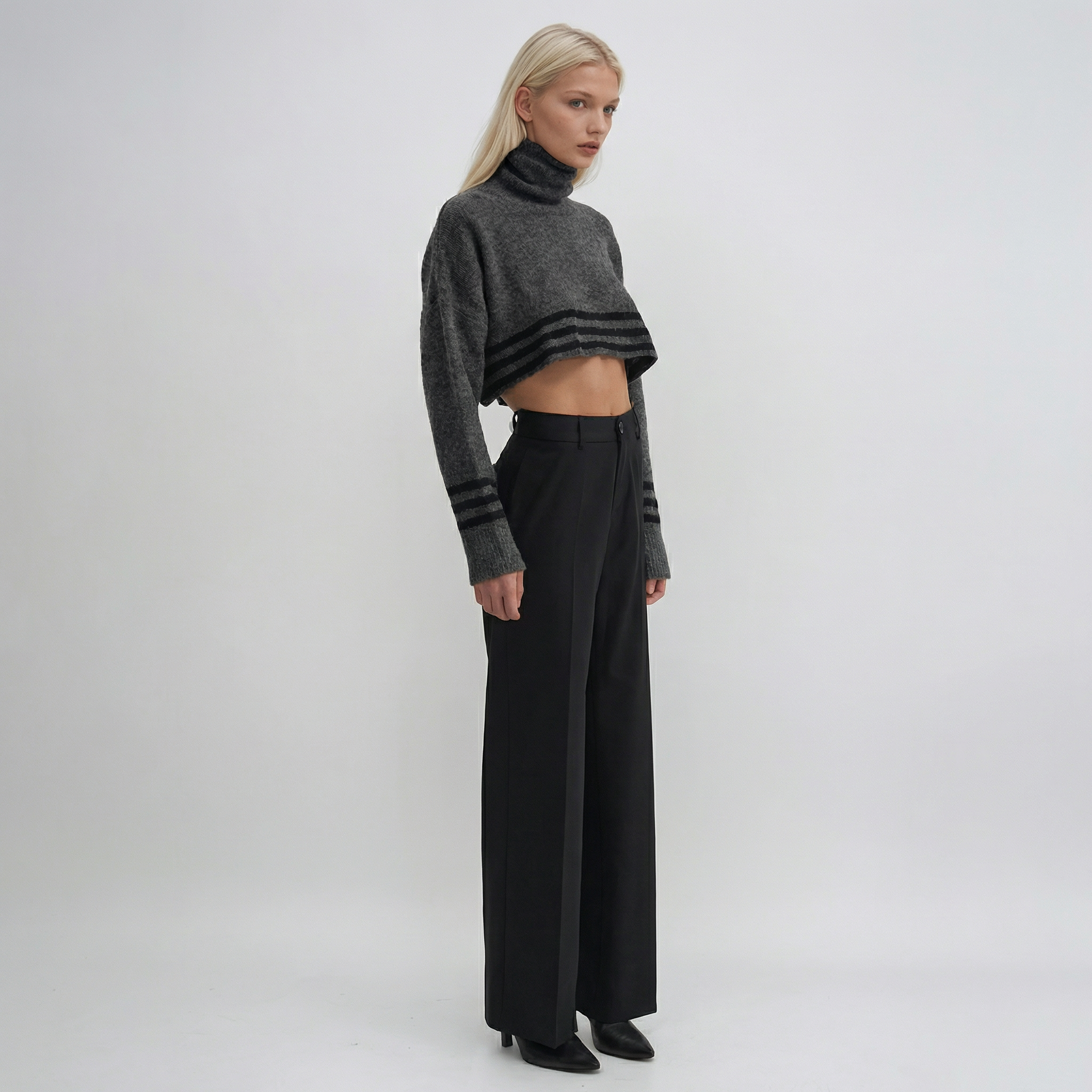 Kurzer Rollkragenpullover in Grau mit Kontraststreifen