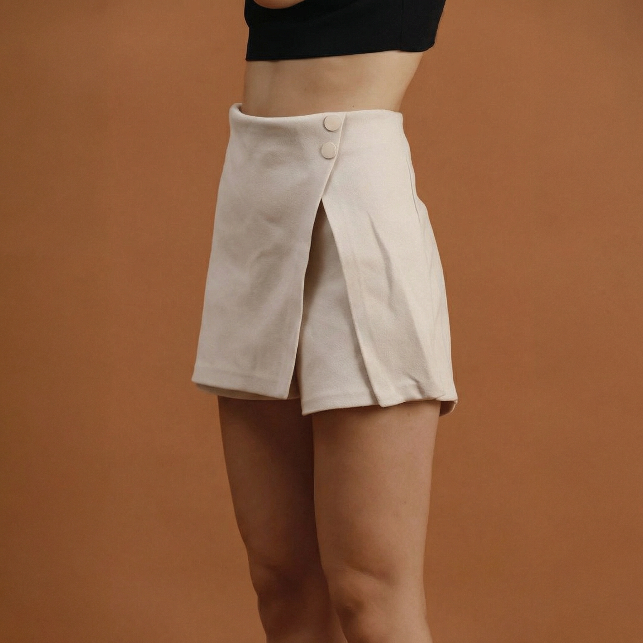 Asymmetrischer Wickel-Mini-Skort in Stein mit Knopfdetails