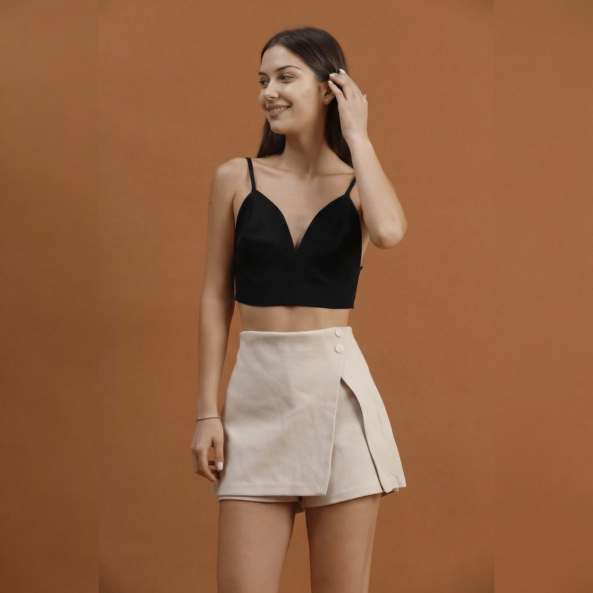 Asymmetrischer Wickel-Mini-Skort in Stein mit Knopfdetails