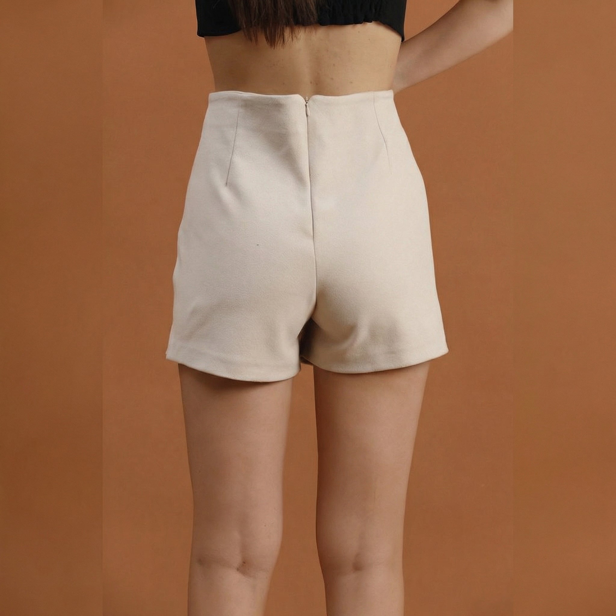 Asymmetrischer Wickel-Mini-Skort in Stein mit Knopfdetails