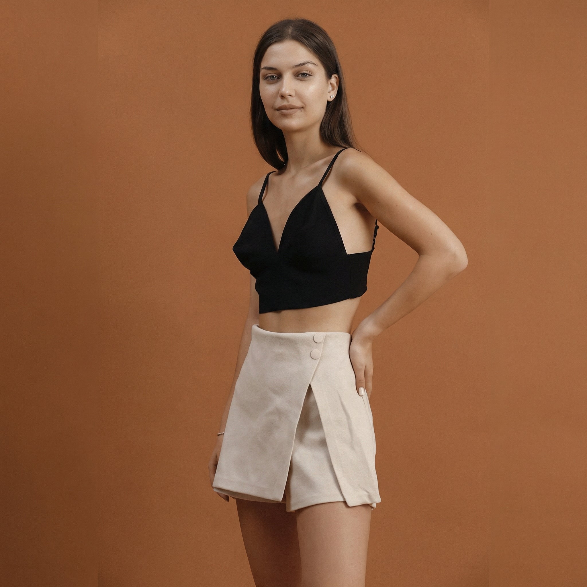 Asymmetrischer Wickel-Mini-Skort in Stein mit Knopfdetails