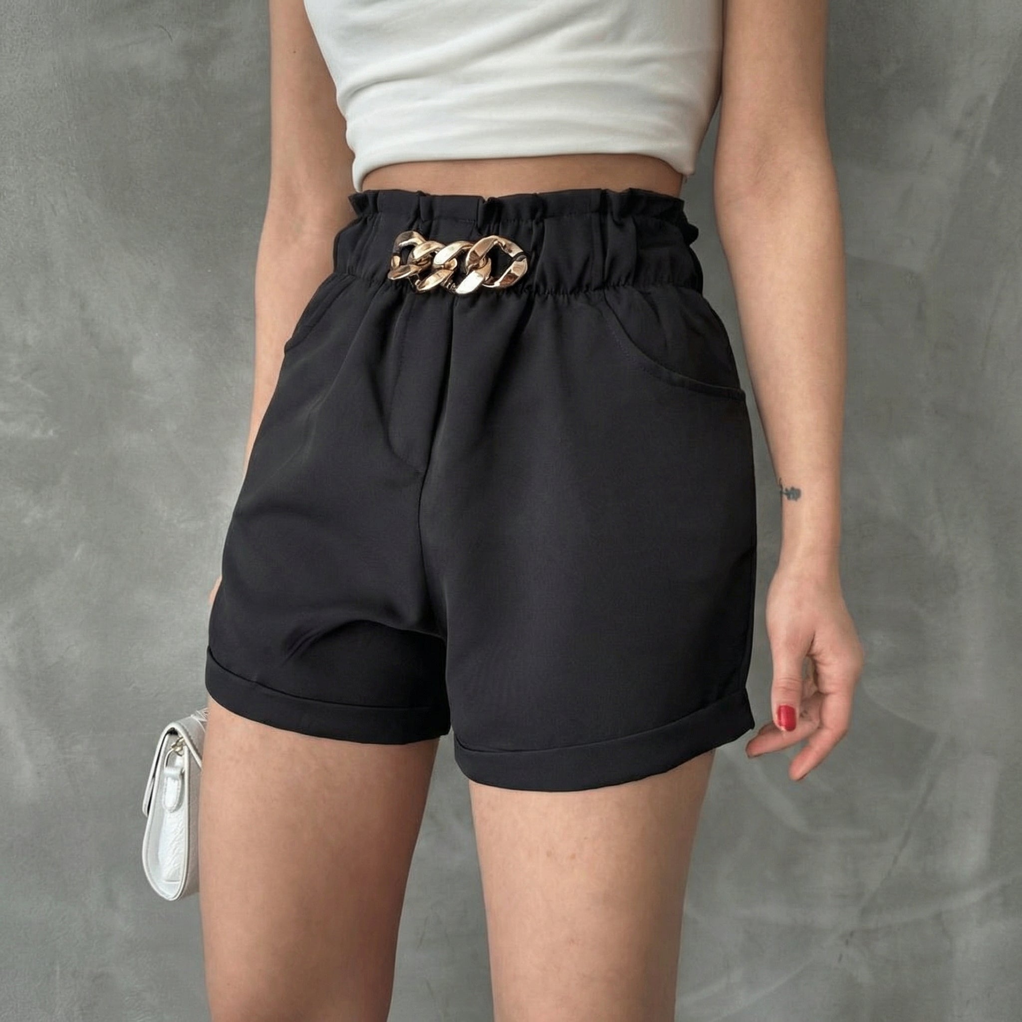 Schwarze High-Waist-Paperbag-Shorts mit goldfarbener Kettendetail
