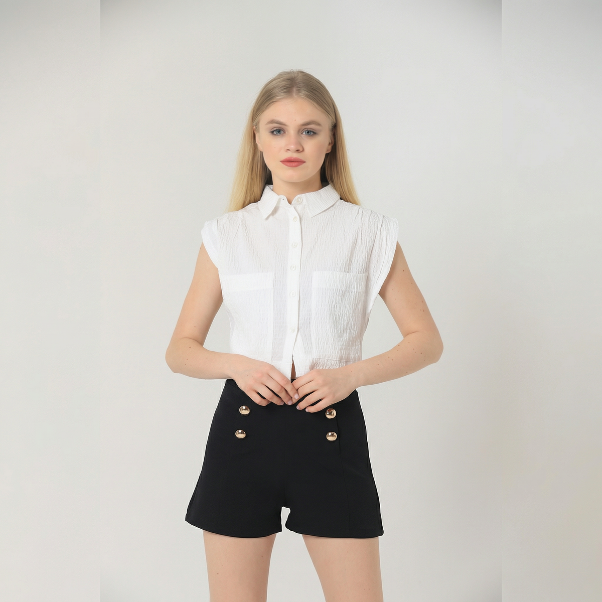 Hochgeschnittene Sailor-Shorts mit Knopfdetail in Klassischem Schwarz
