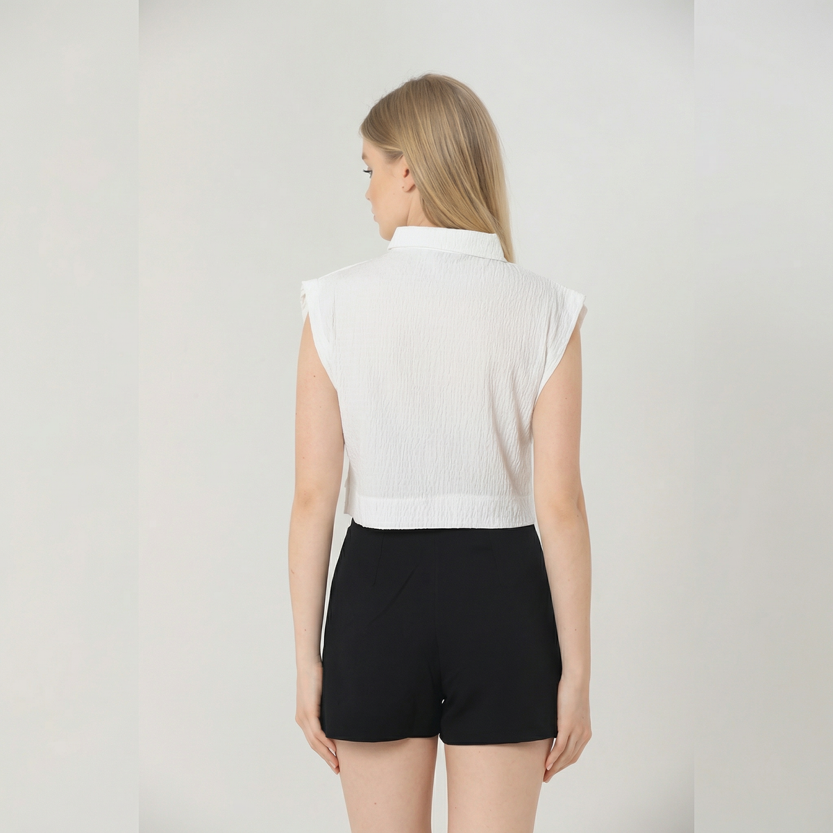 Hochgeschnittene Sailor-Shorts mit Knopfdetail in Klassischem Schwarz