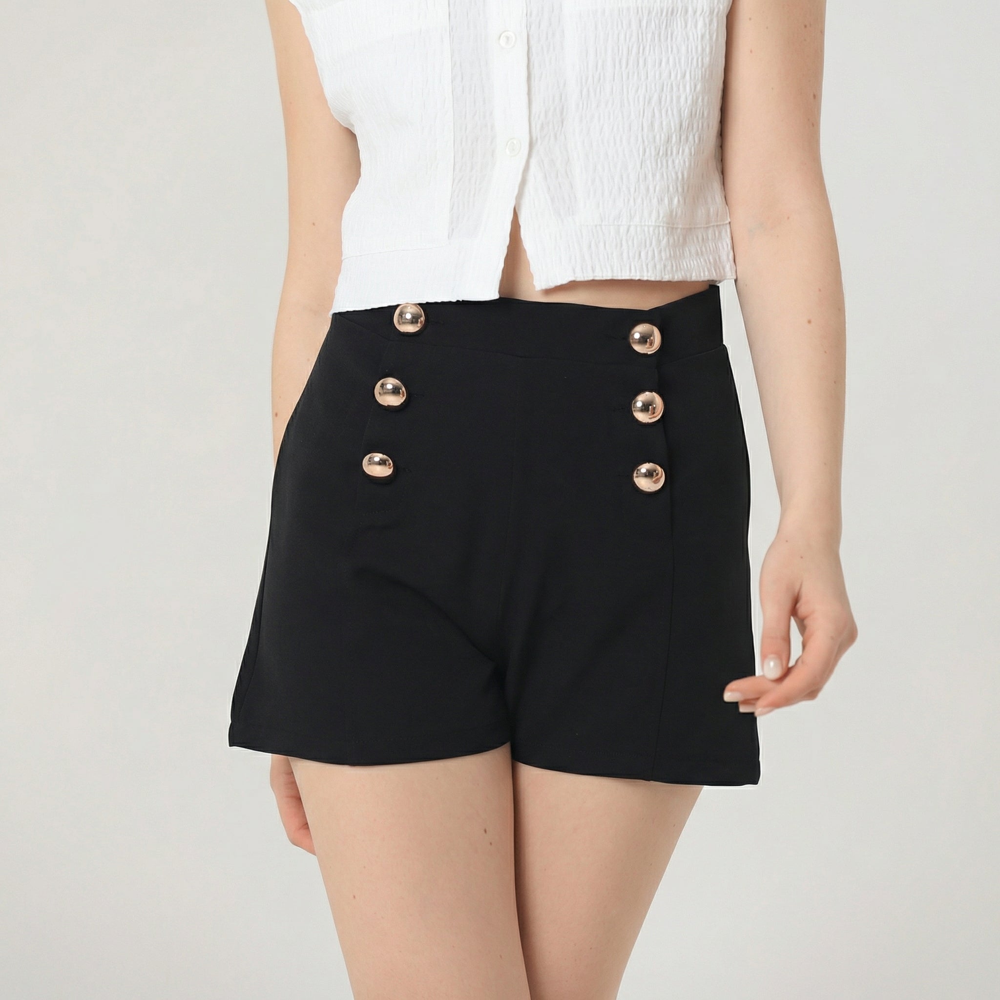 Hochgeschnittene Sailor-Shorts mit Knopfdetail in Klassischem Schwarz