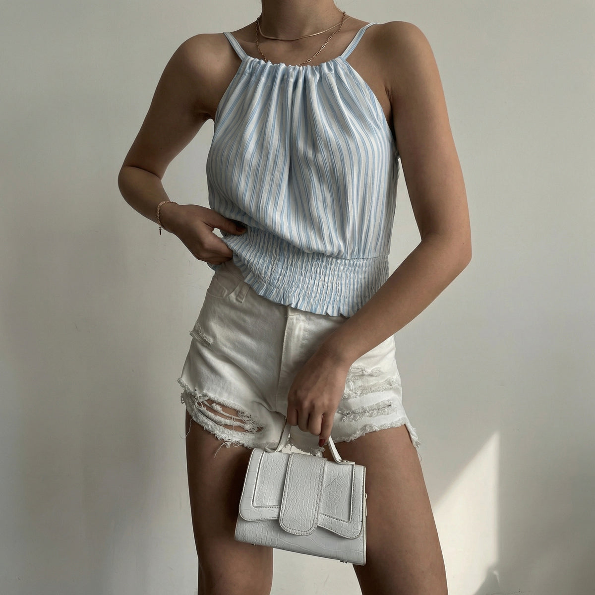 Kurzes Crop-Top mit Neckholder, Smock-Details und blau-weißem Streifenmuster