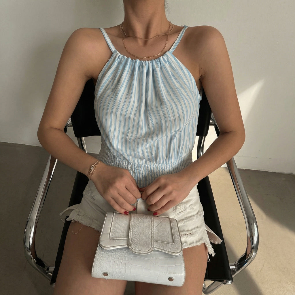 Kurzes Crop-Top mit Neckholder, Smock-Details und blau-weißem Streifenmuster