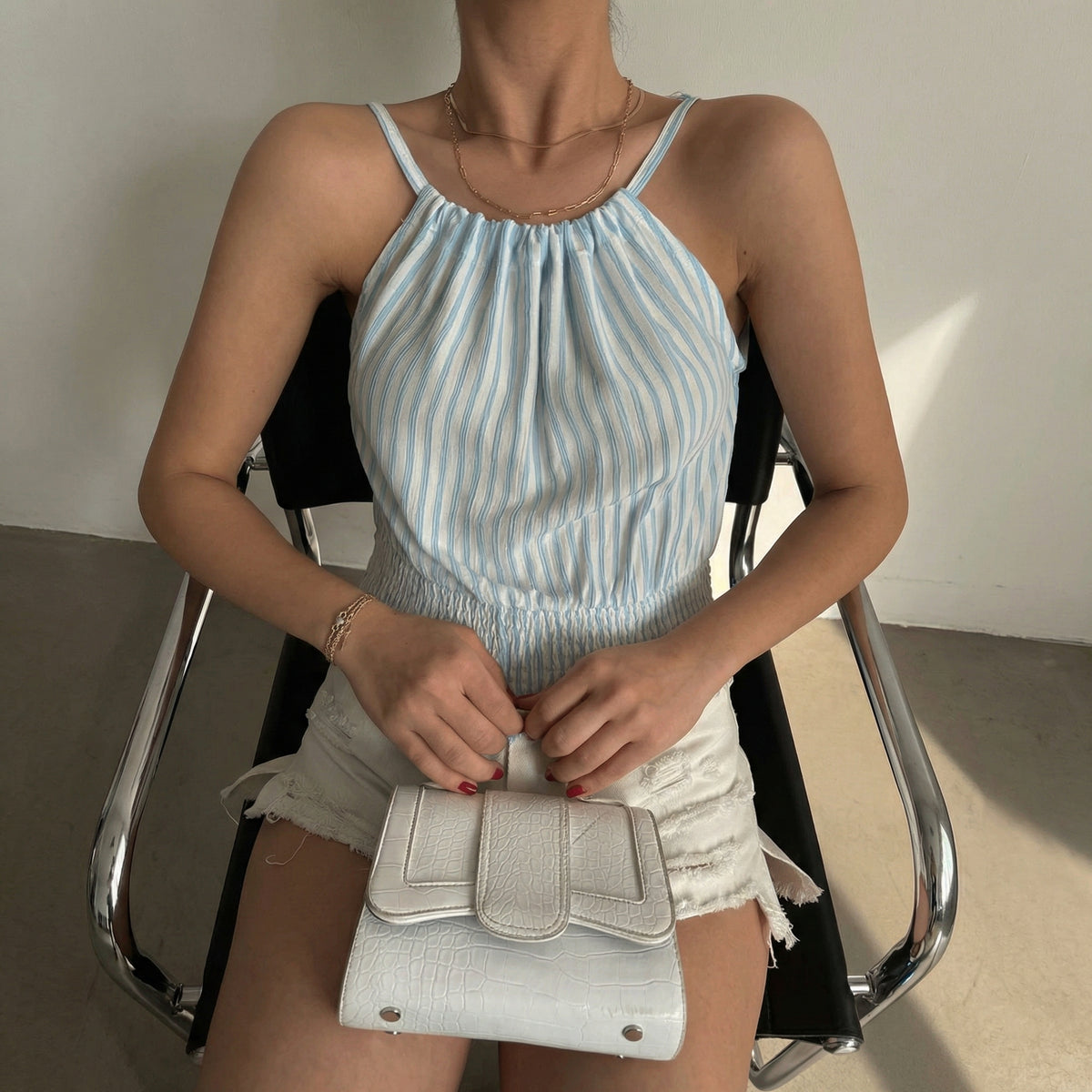 Kurzes Crop-Top mit Neckholder, Smock-Details und blau-weißem Streifenmuster