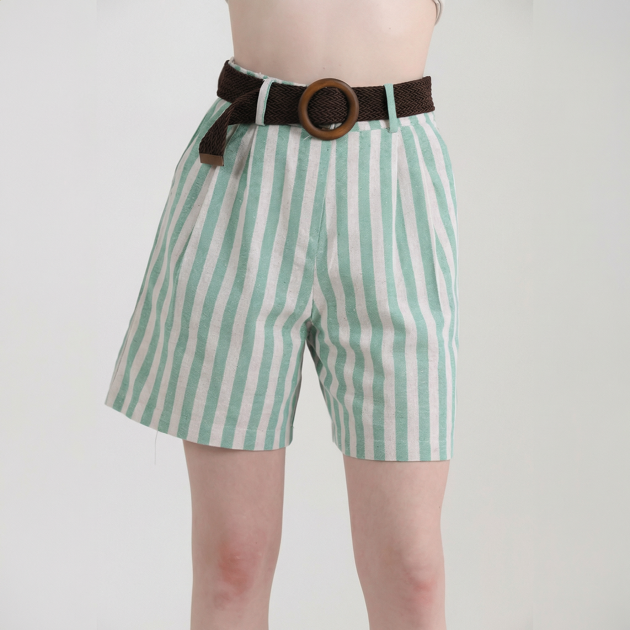 Smaragdgrün gestreifte Sommershorts mit hoher Taille und Gürtel