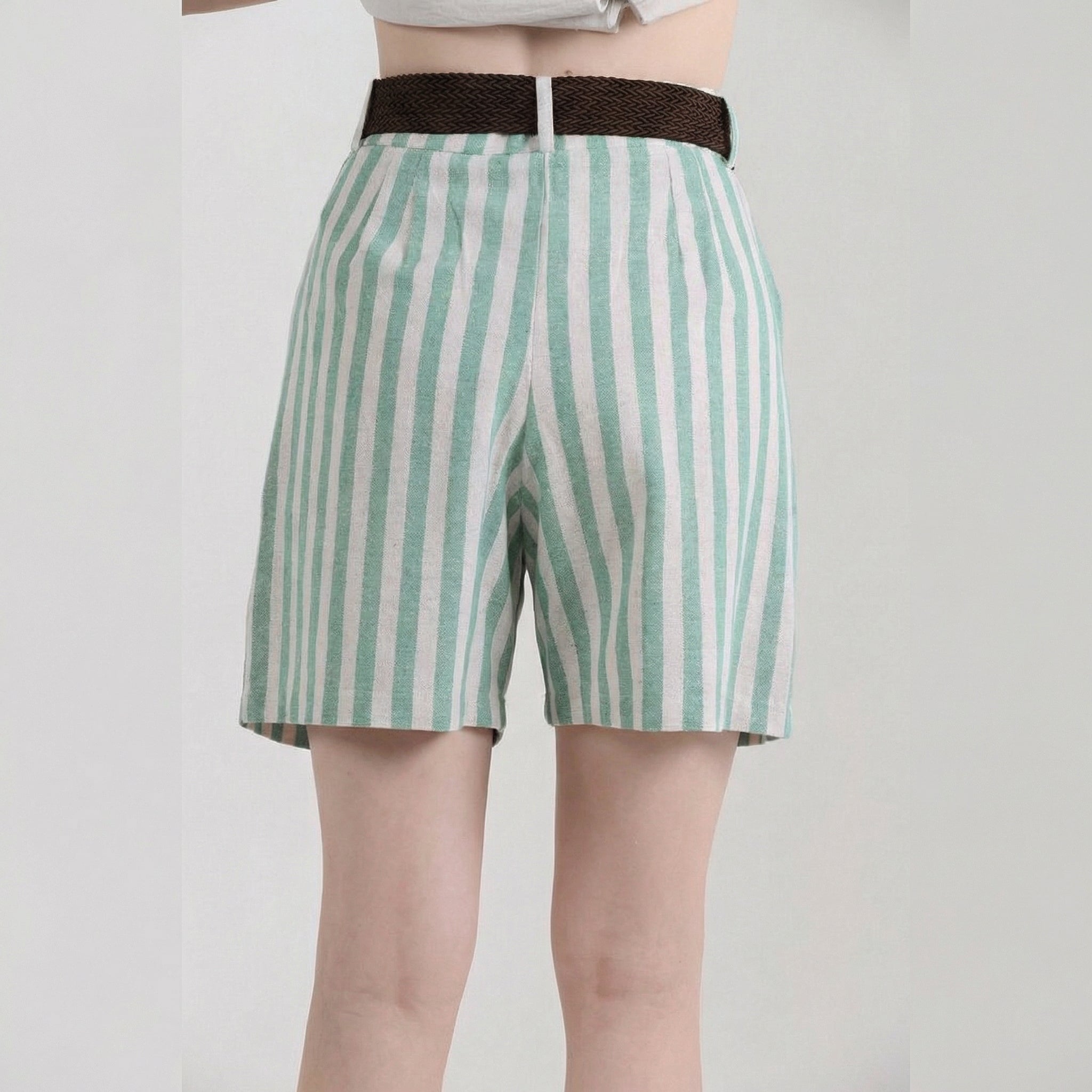 Smaragdgrün gestreifte Sommershorts mit hoher Taille und Gürtel
