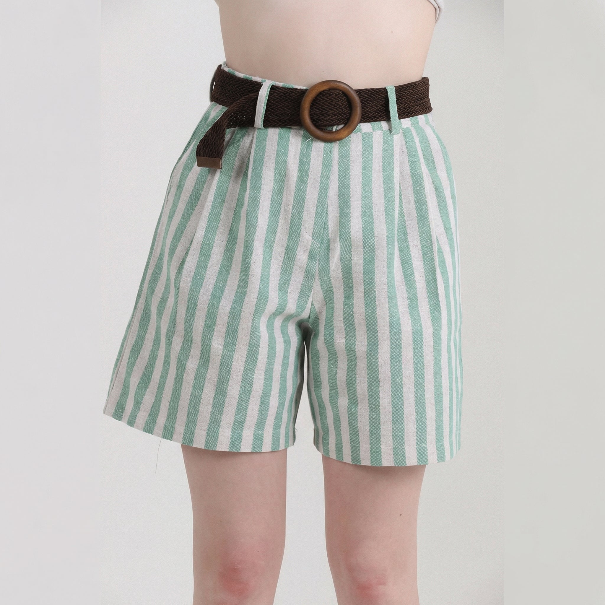 Smaragdgrün gestreifte Sommershorts mit hoher Taille und Gürtel