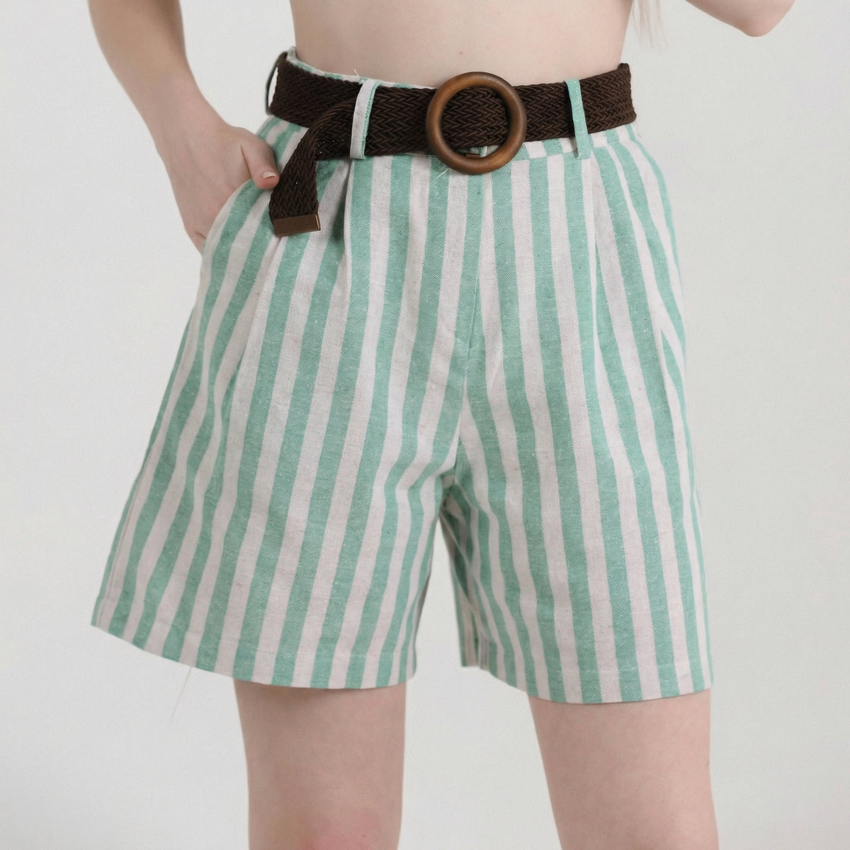 Smaragdgrün gestreifte Sommershorts mit hoher Taille und Gürtel