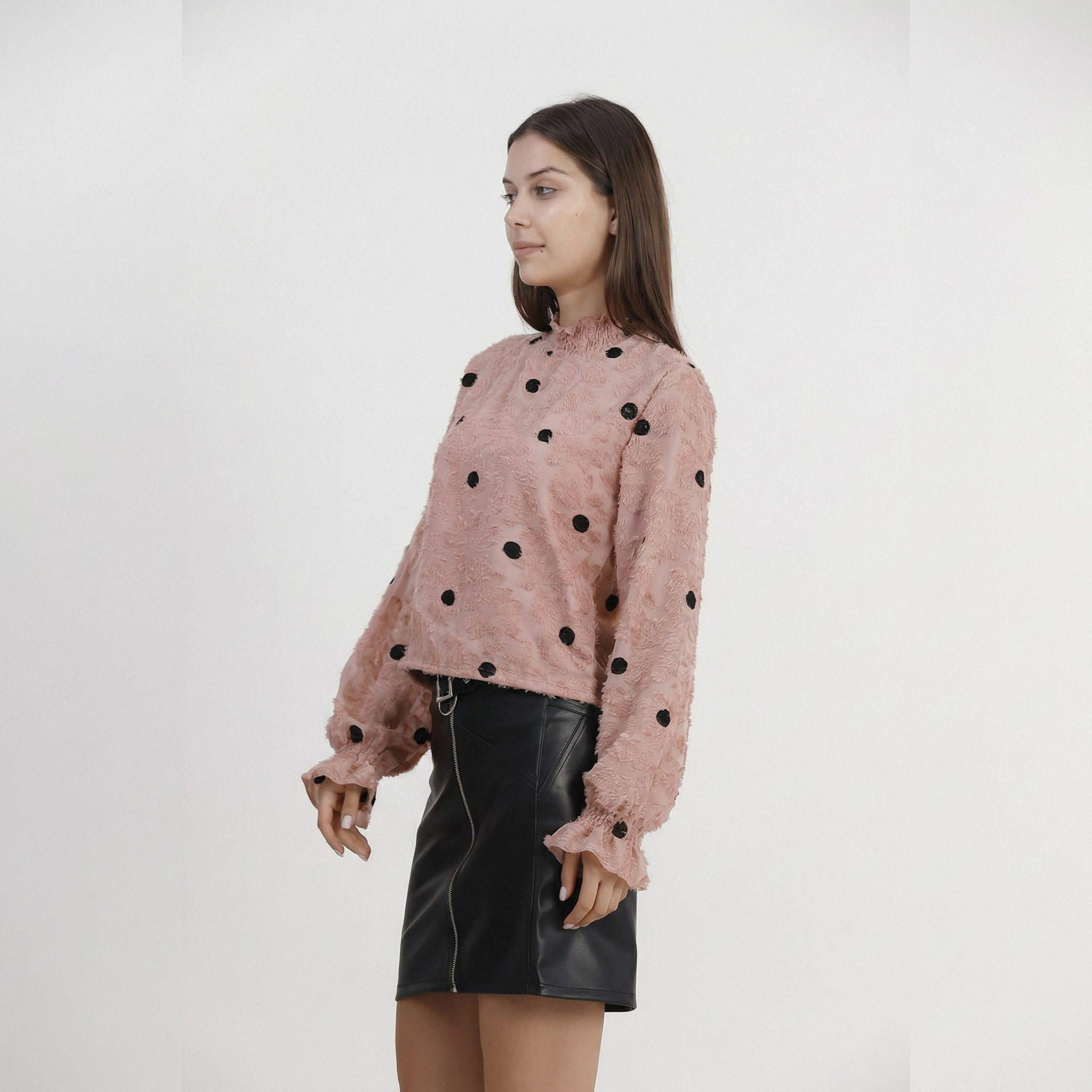 Hochgeschlossene Pünktchen-Bluse mit Struktur-Details in Puder