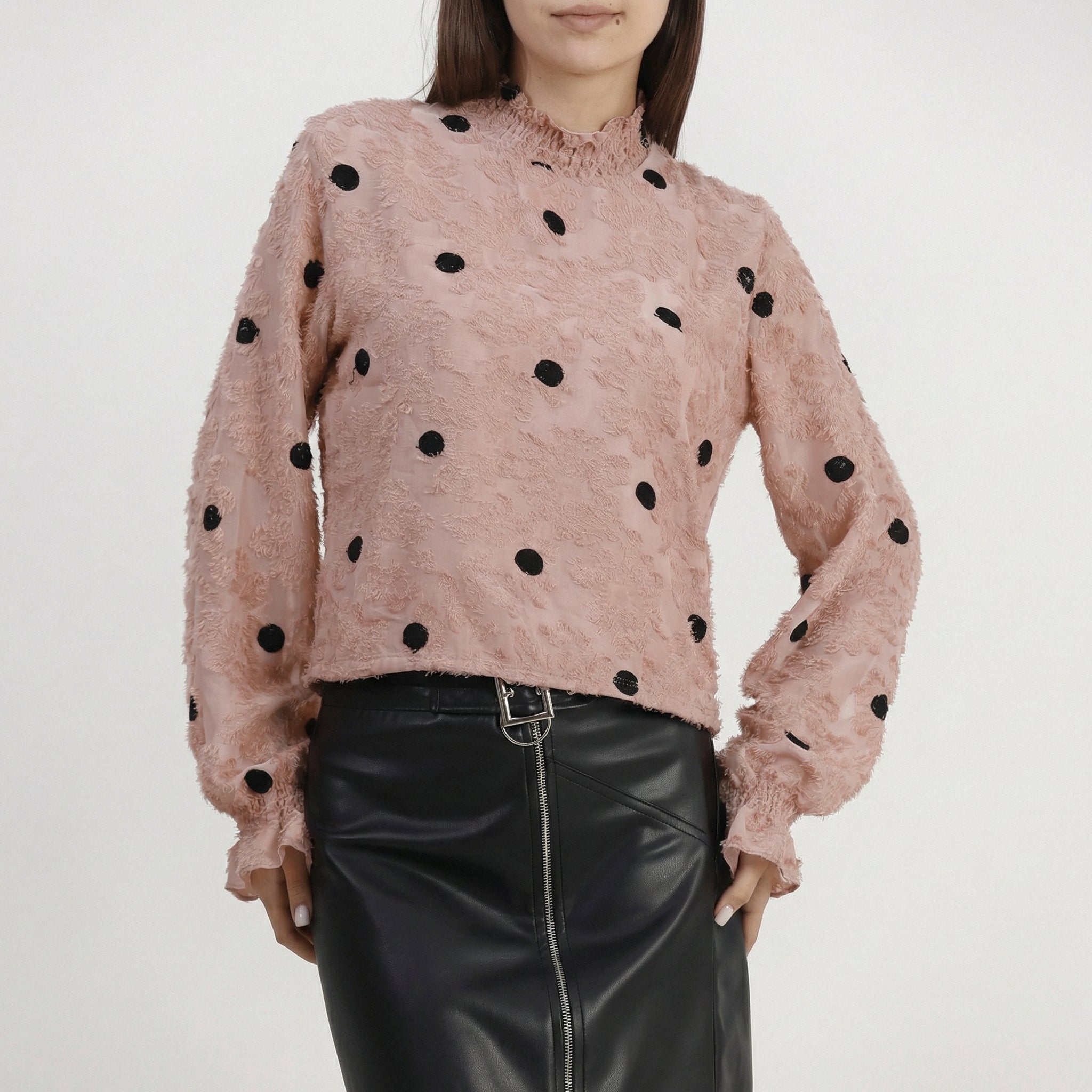 Hochgeschlossene Pünktchen-Bluse mit Struktur-Details in Puder