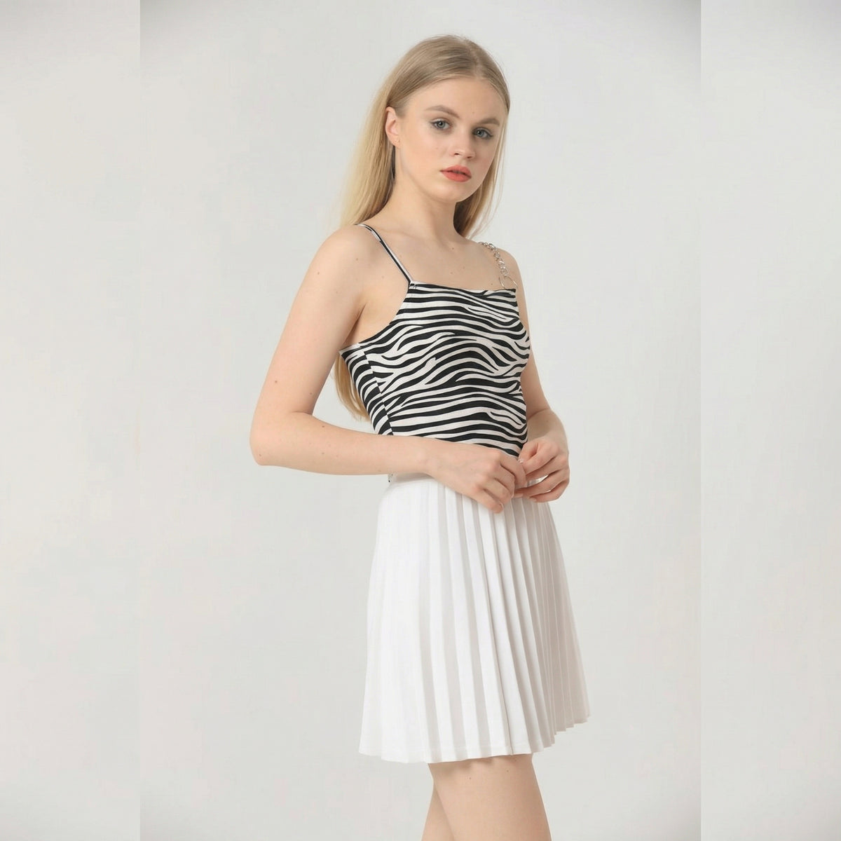 Schwarze & weiße Cami-Bluse mit Zebramuster und Kettenträger-Detail