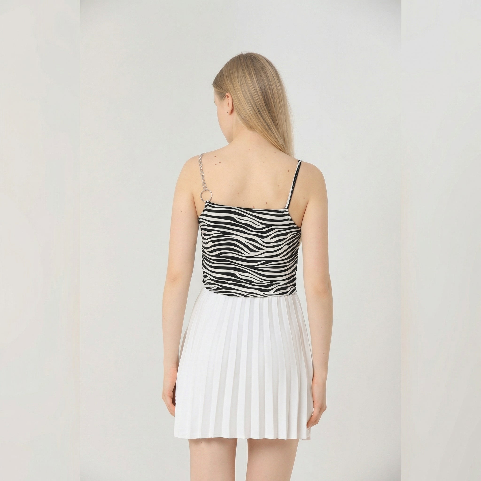 Schwarze & weiße Cami-Bluse mit Zebramuster und Kettenträger-Detail