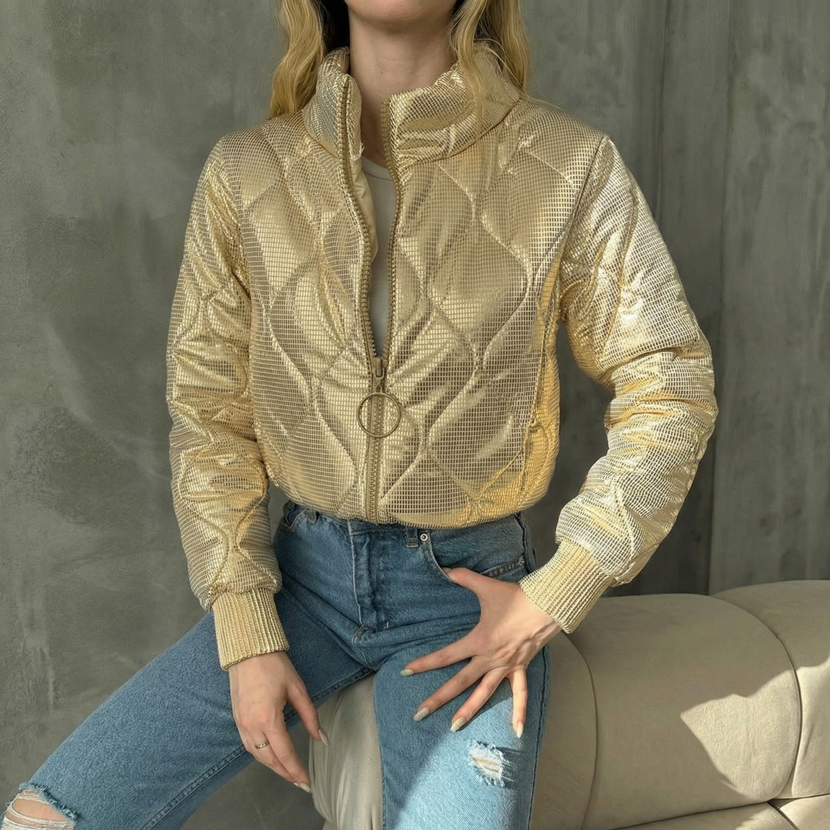 Glänzende, wattierte Crop-Bomberjacke in Gold mit Ring-Zipper