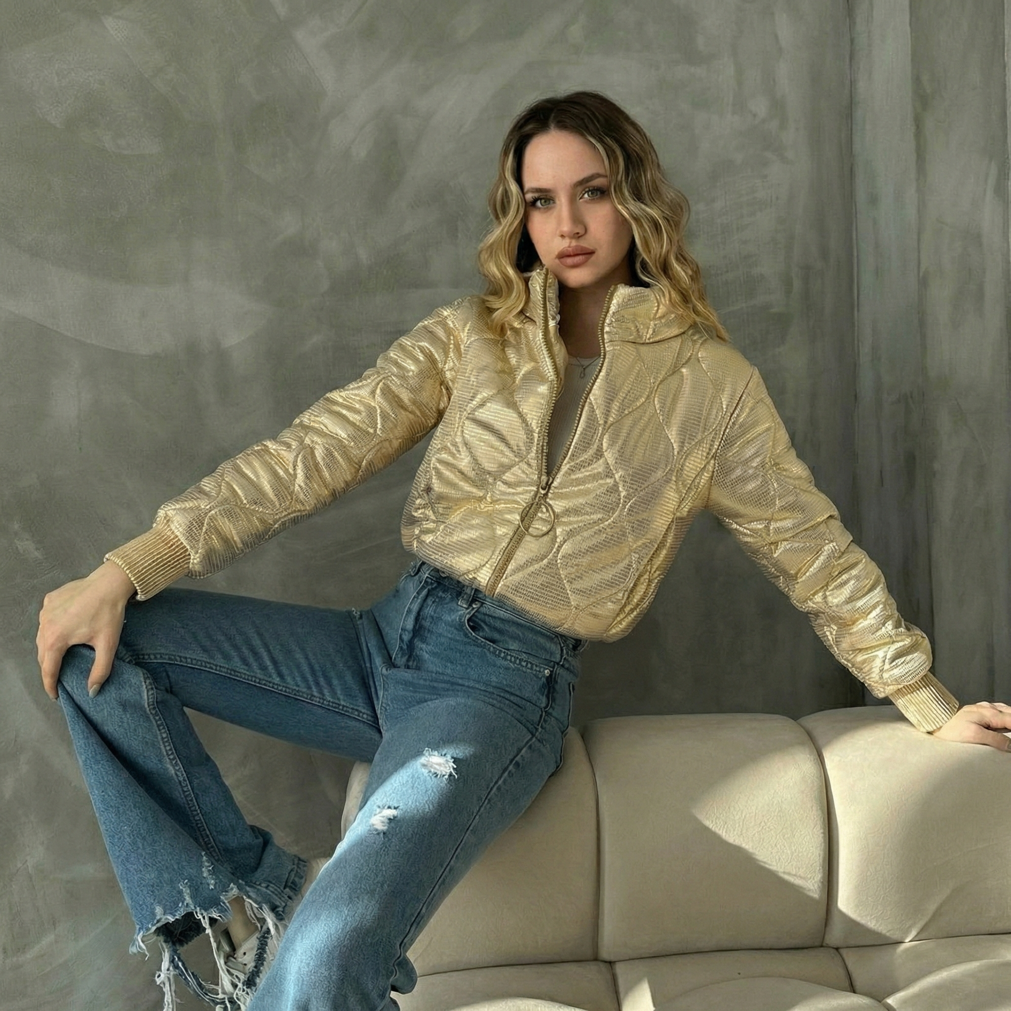 Glänzende, wattierte Crop-Bomberjacke in Gold mit Ring-Zipper