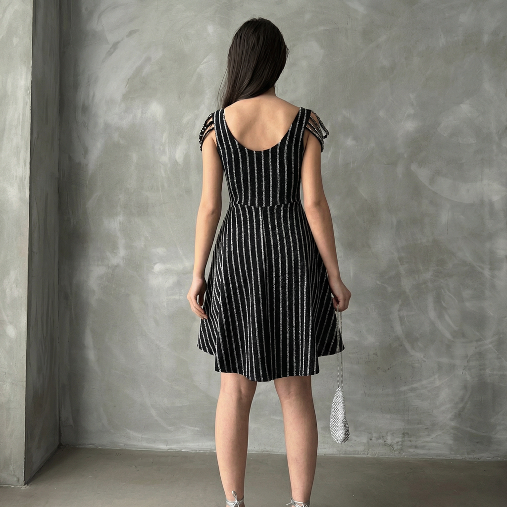 Ärmelloses Skater-Kleid mit metallicfarbenen Streifen in Schwarz und Silber