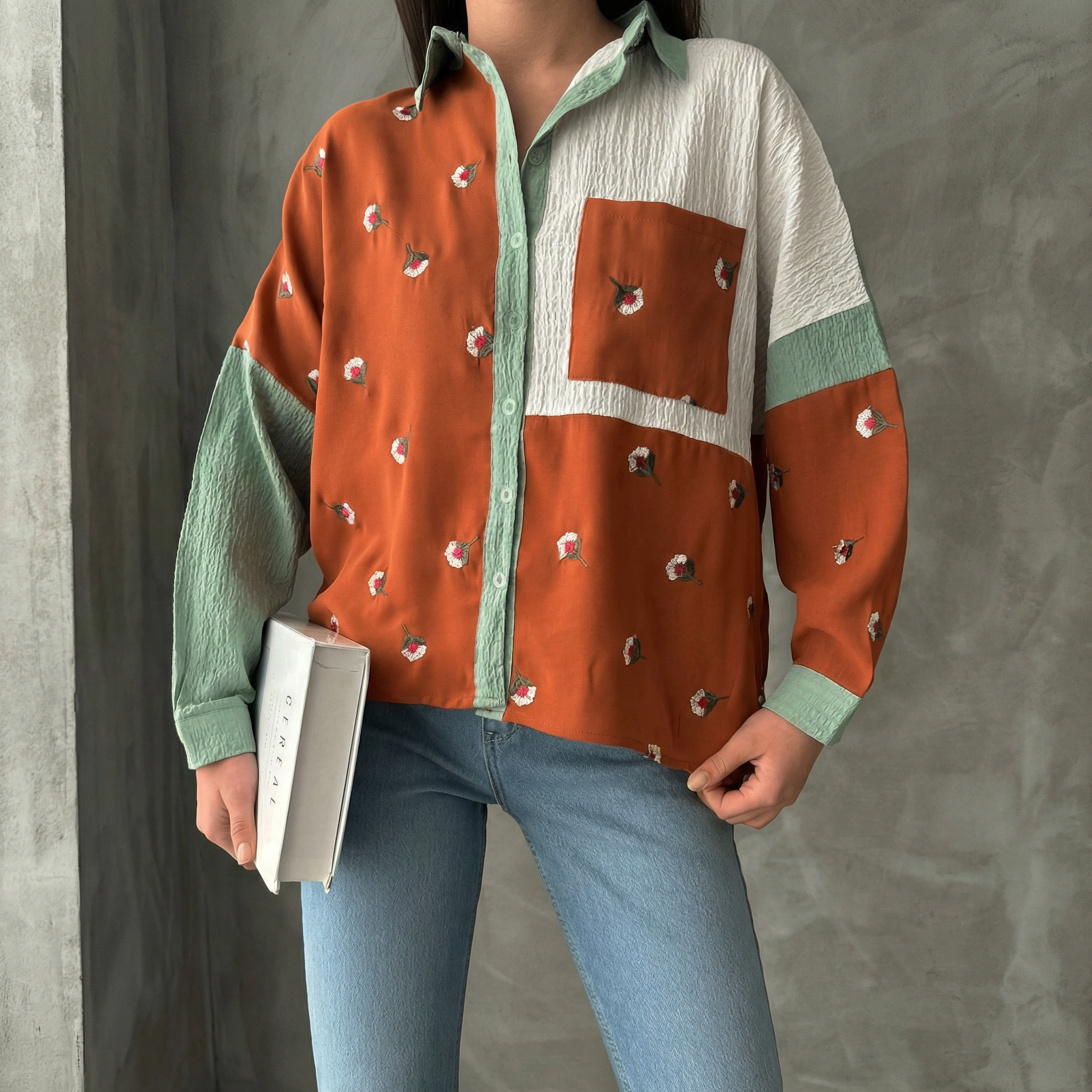Strukturierte Patchwork-Bluse mit Blumenstickerei in Salbei und Rostfarben