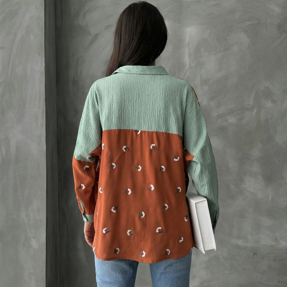 Strukturierte Patchwork-Bluse mit Blumenstickerei in Salbei und Rostfarben
