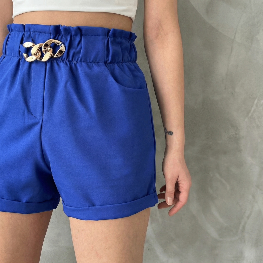 Saksblaue Paperbag-Shorts mit Goldkettendetail
