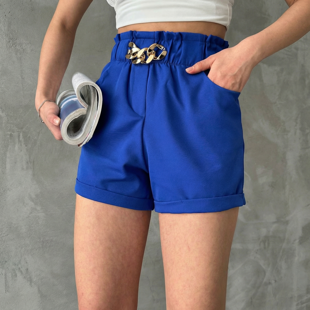Saksblaue Paperbag-Shorts mit Goldkettendetail