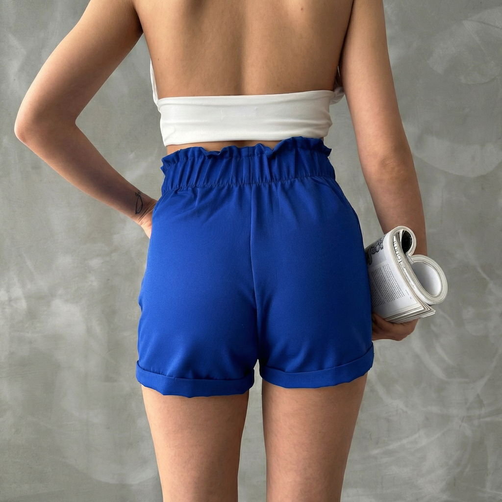 Saksblaue Paperbag-Shorts mit Goldkettendetail