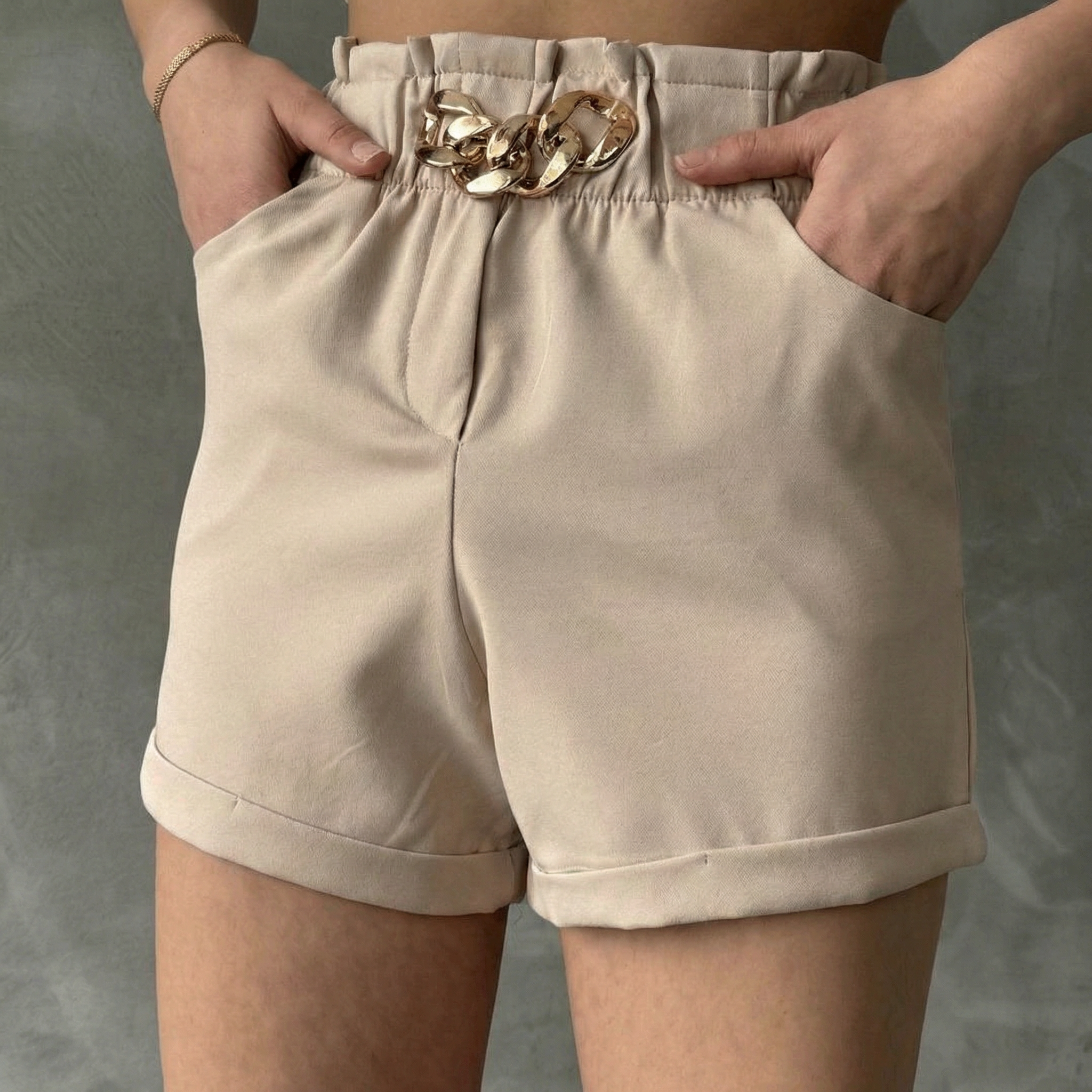Stone Paperbag-Shorts mit elegantem Goldkettendetail