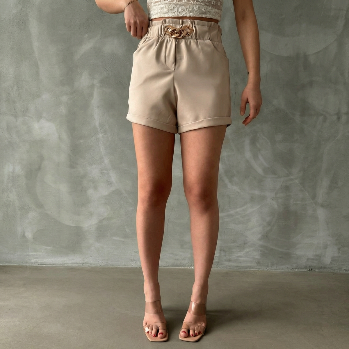 Stone Paperbag-Shorts mit elegantem Goldkettendetail