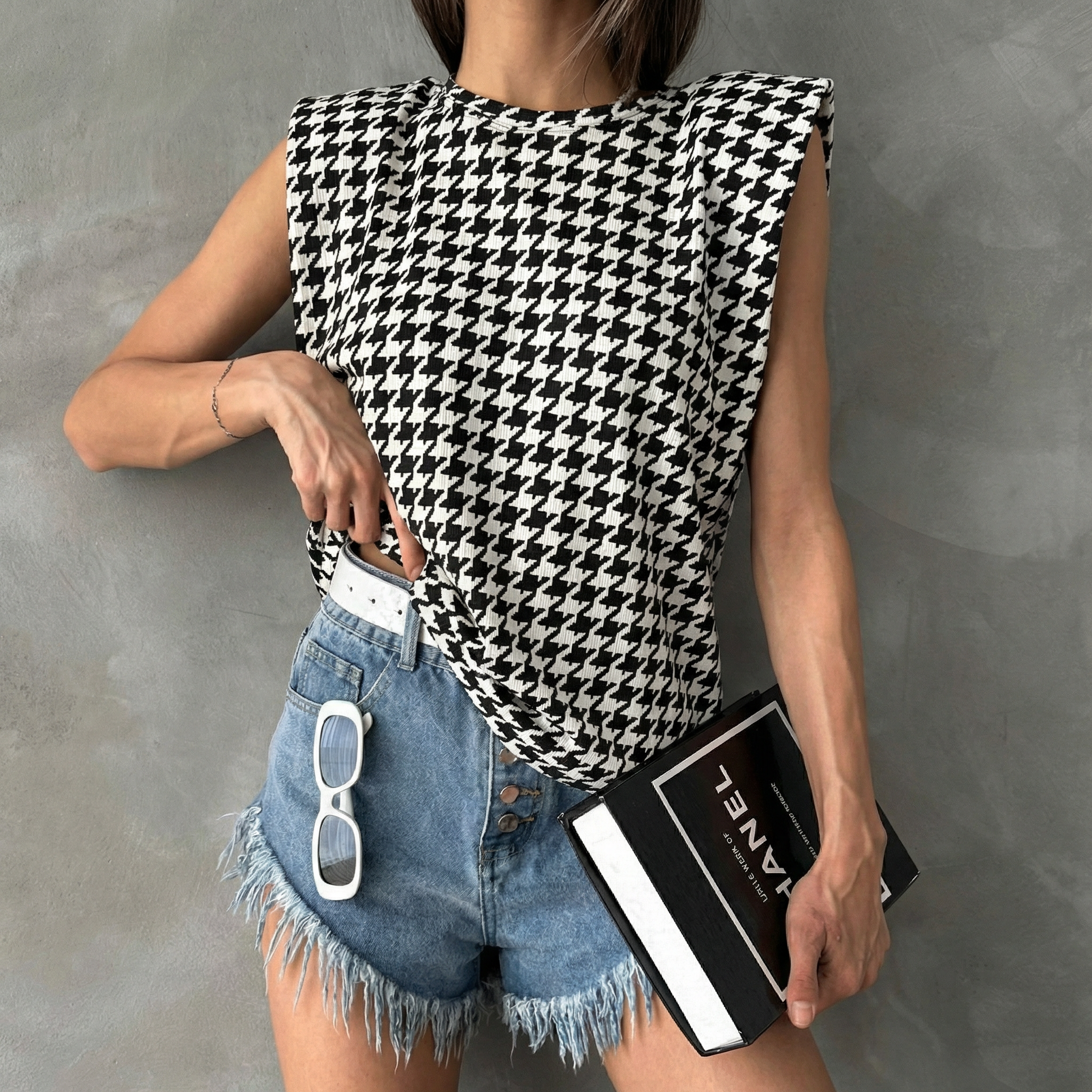Ärmellose Monochrome-Bluse in Hahnentritt-Optik mit Schulterpolstern