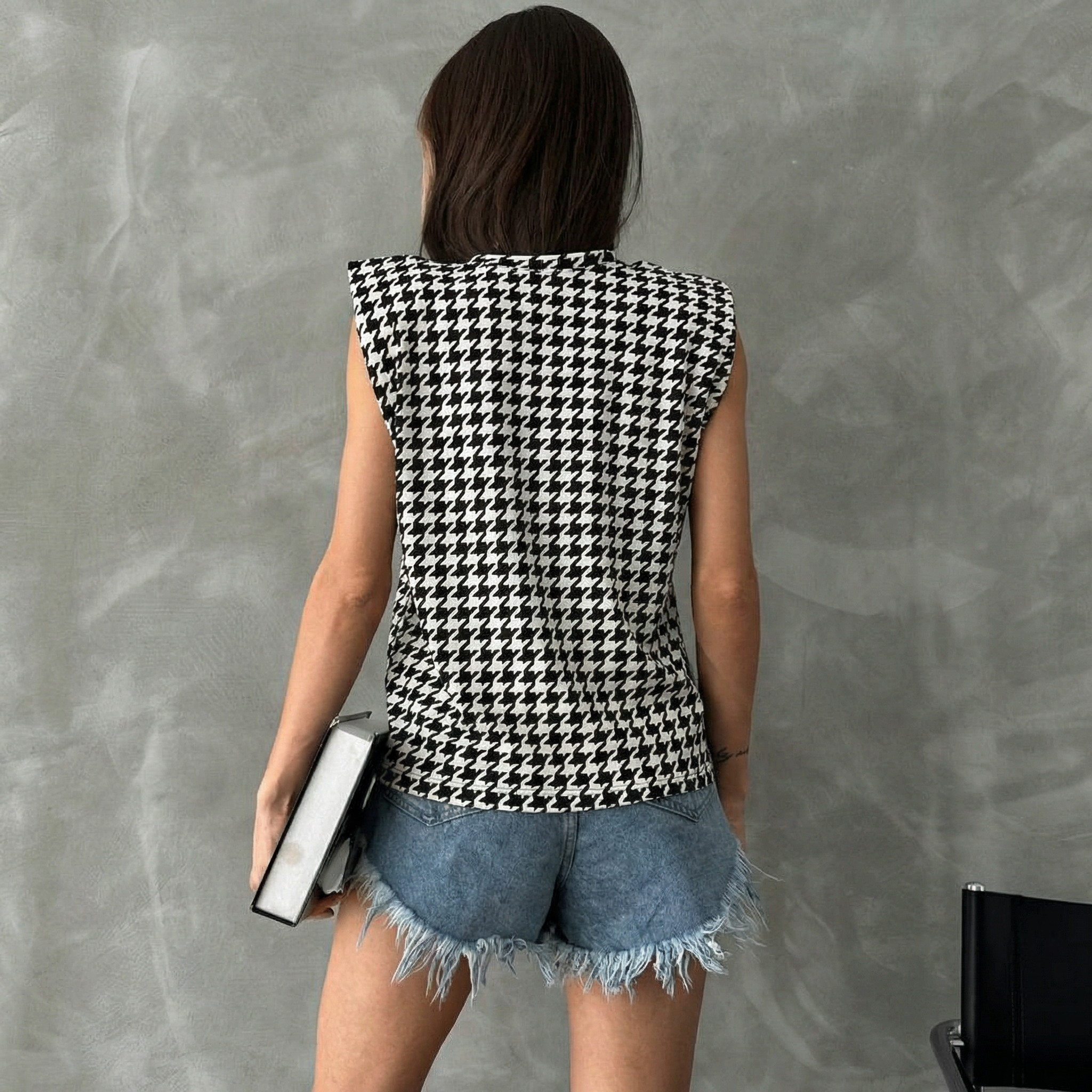Ärmellose Monochrome-Bluse in Hahnentritt-Optik mit Schulterpolstern