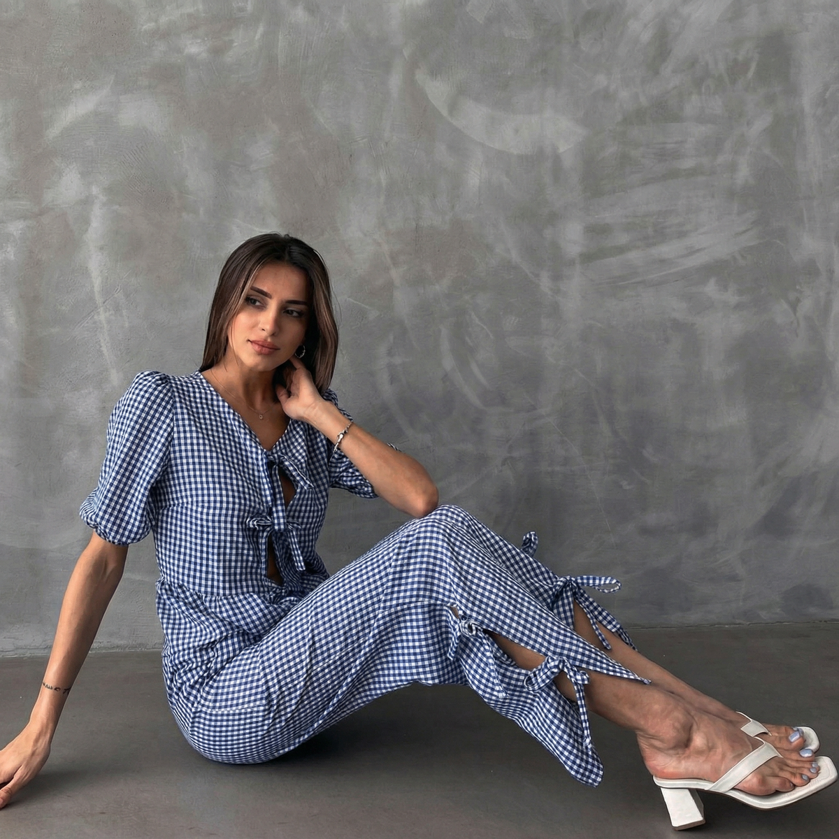 Dunkelblaue Vichy-Karo-Hose im Wide-Leg-Schnitt mit Bindedetail am Saum