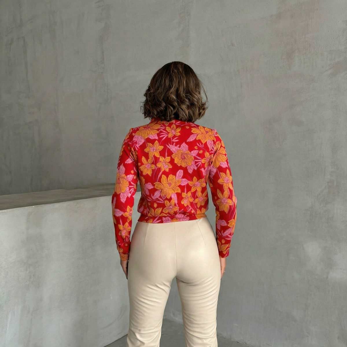 Rote langärmelige Bluse mit Blumenmuster