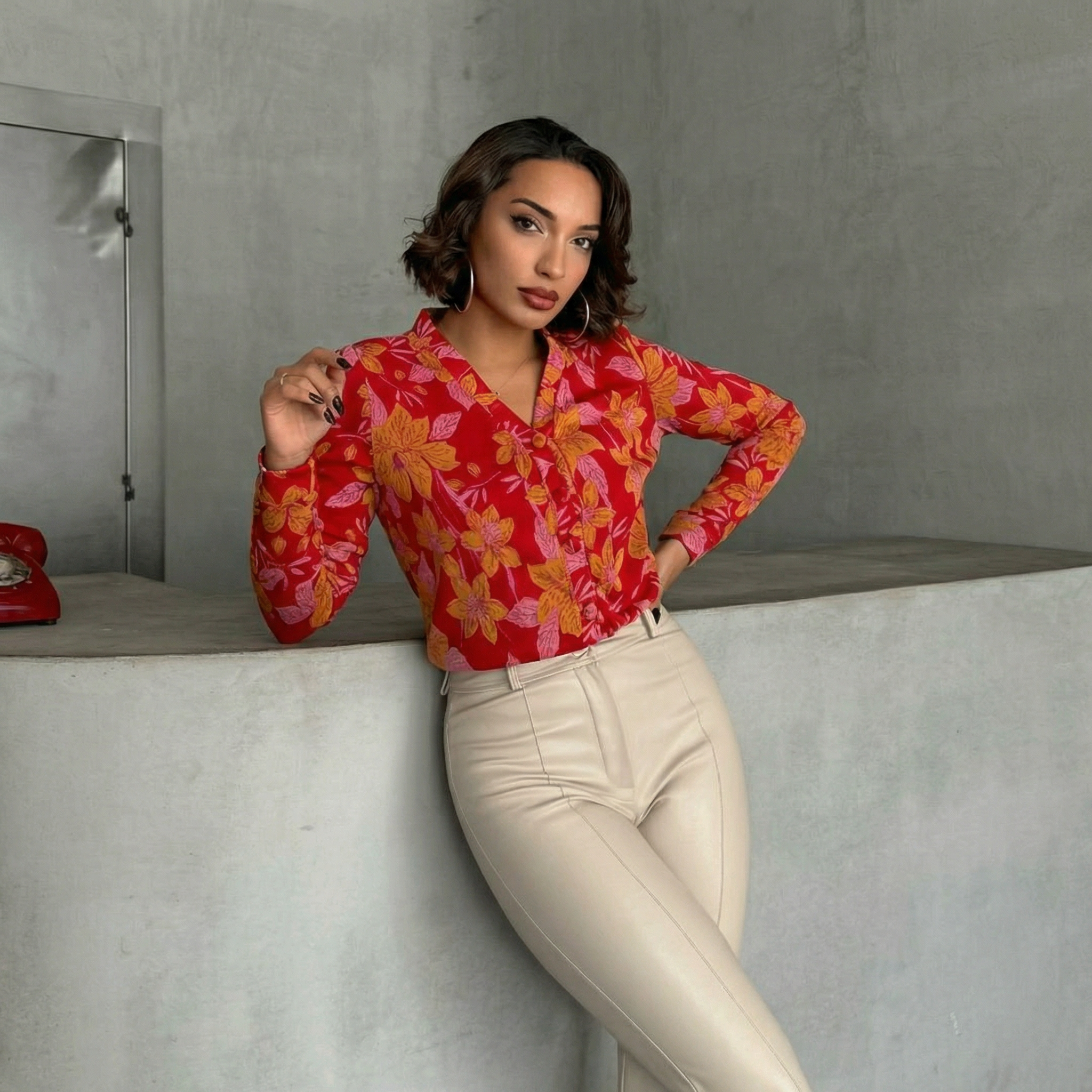 Rote langärmelige Bluse mit Blumenmuster