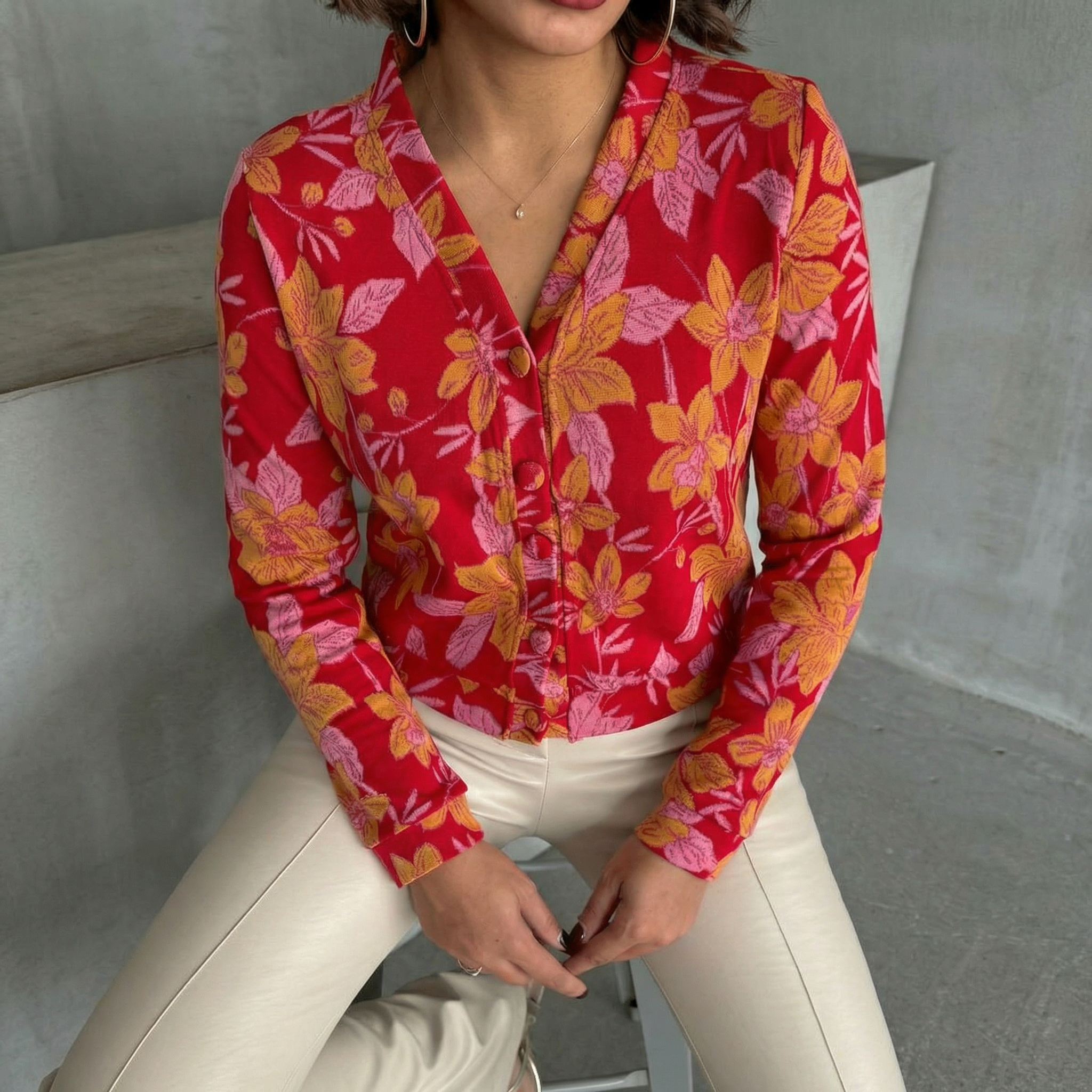 Rote langärmelige Bluse mit Blumenmuster
