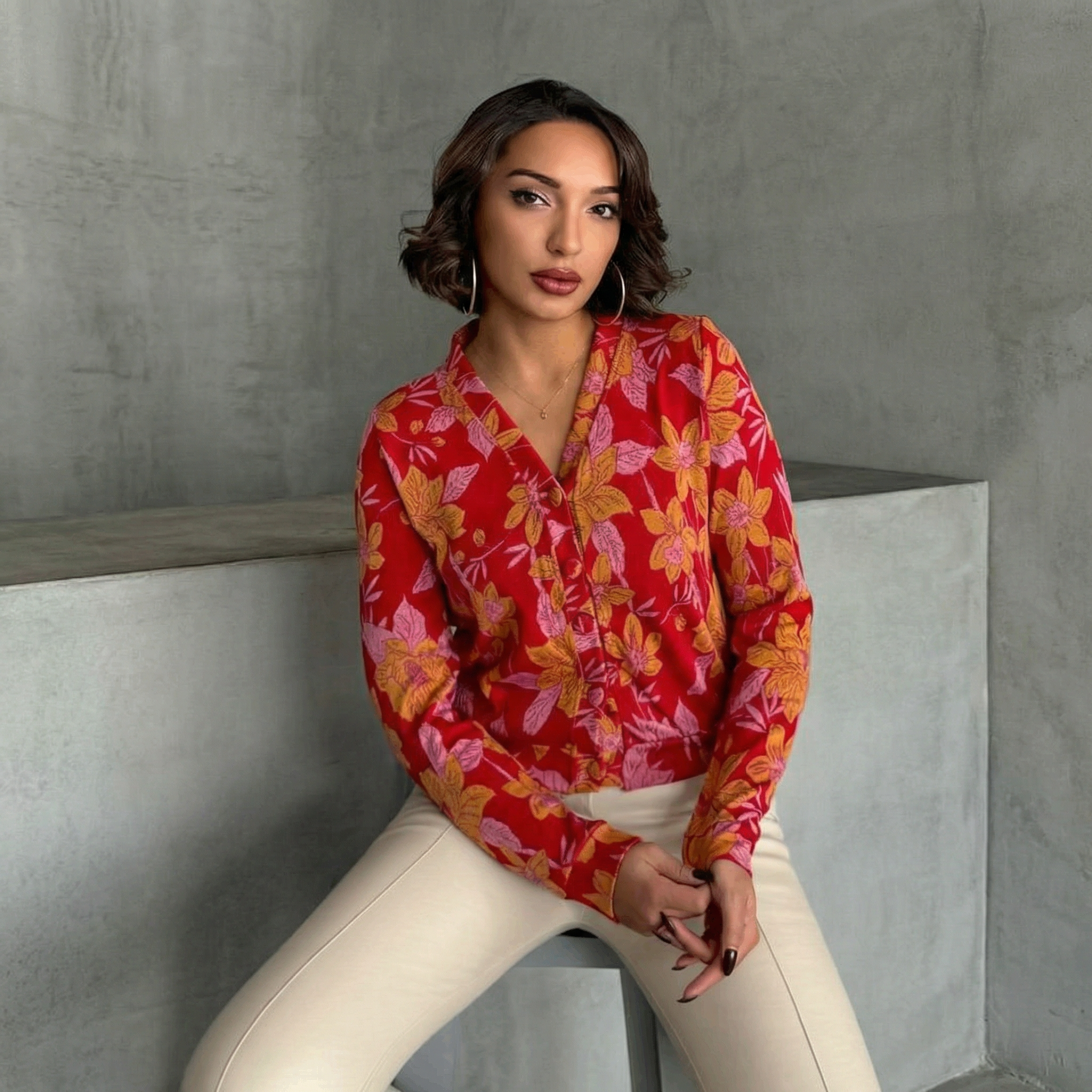 Rote langärmelige Bluse mit Blumenmuster