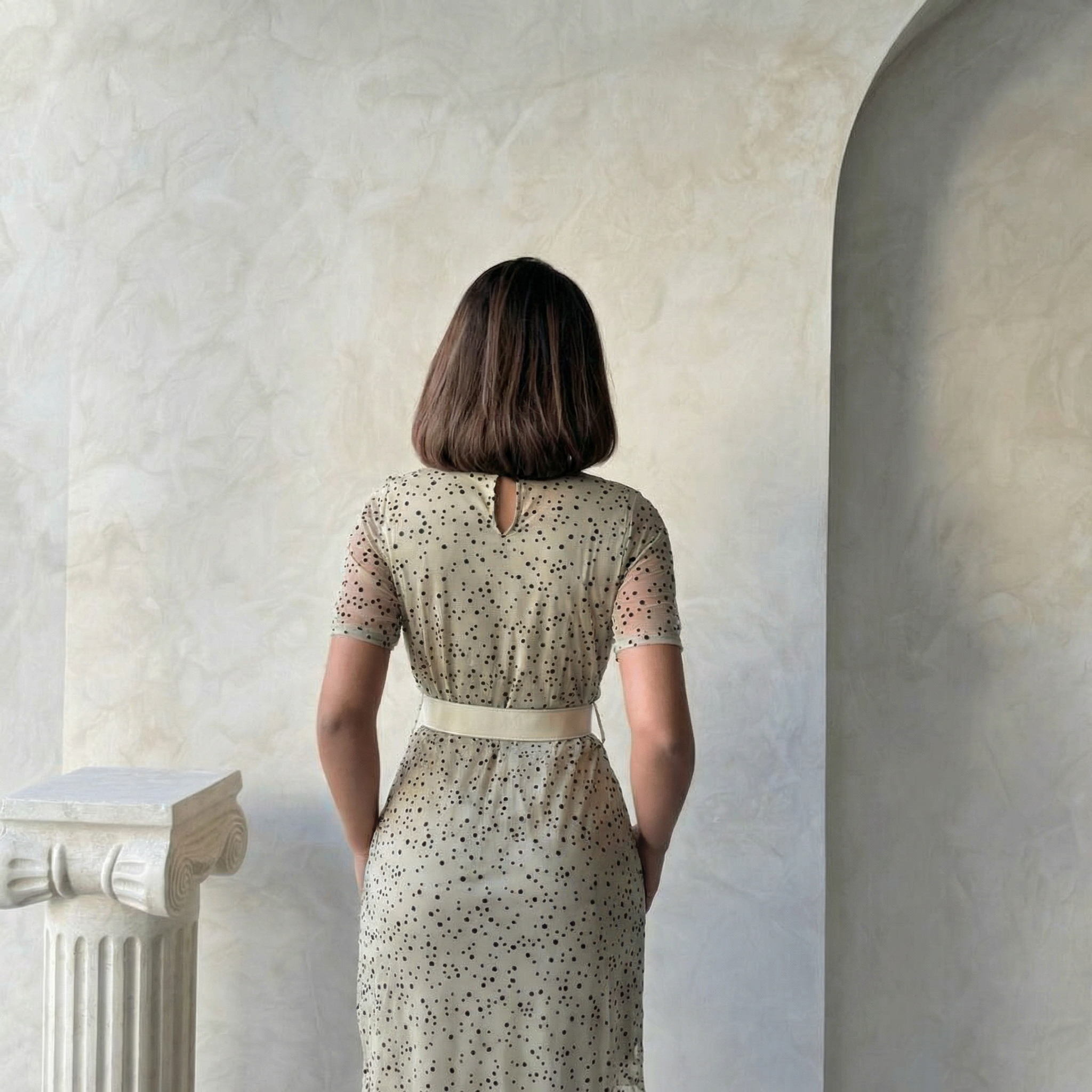 Kurzärmarmliges Kleid mit Gürtel in Stone und Schwarz gepunktet