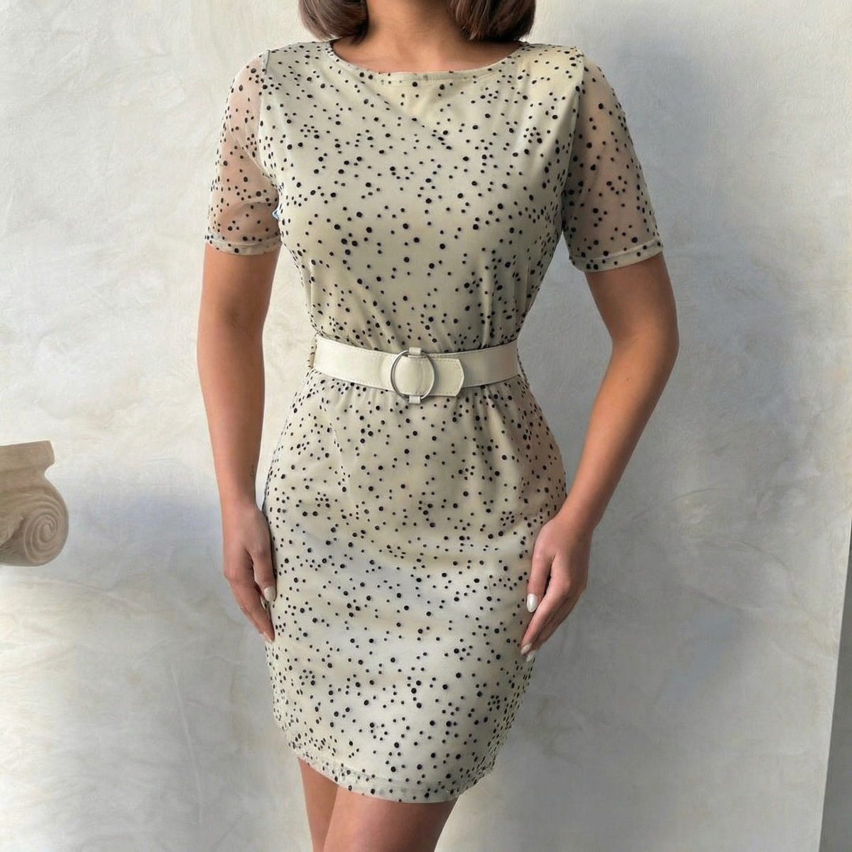 Kurzärmarmliges Kleid mit Gürtel in Stone und Schwarz gepunktet