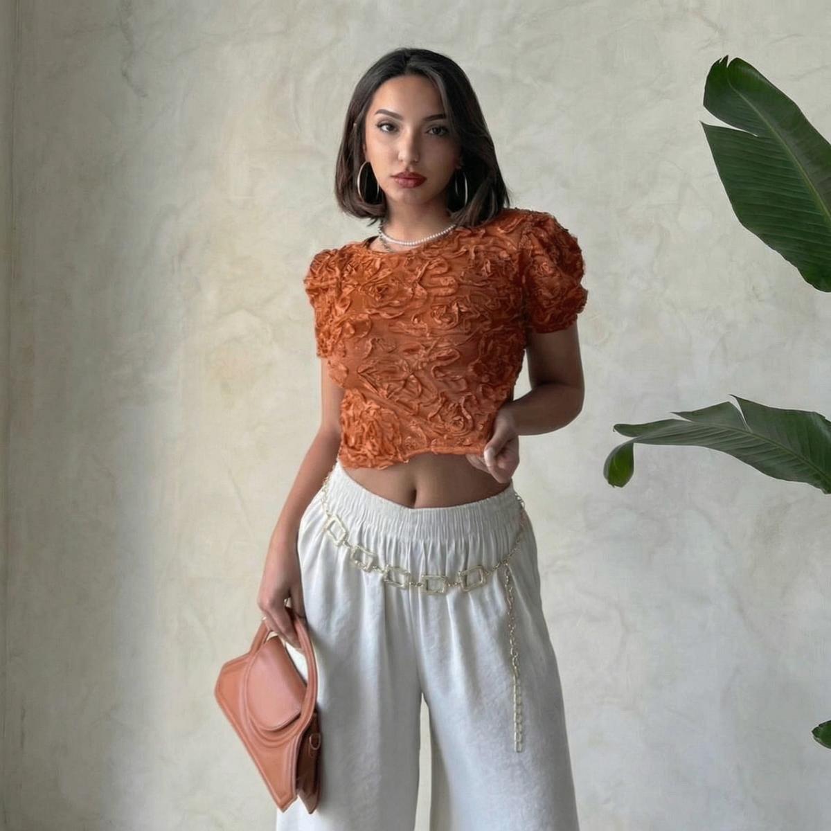 Gekürzte Bluse mit Puffärmeln in Ziegelorange und strukturierter Blumenoptik