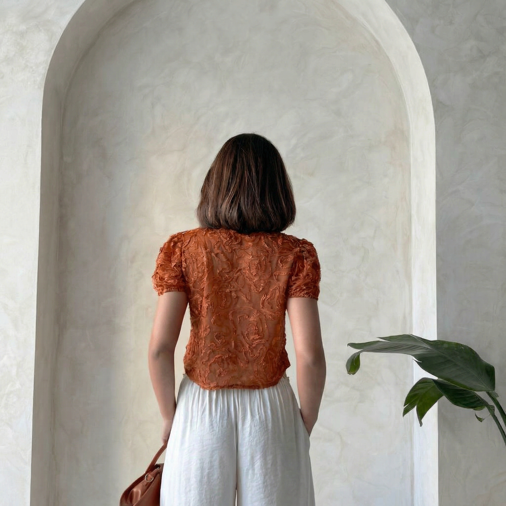 Gekürzte Bluse mit Puffärmeln in Ziegelorange und strukturierter Blumenoptik