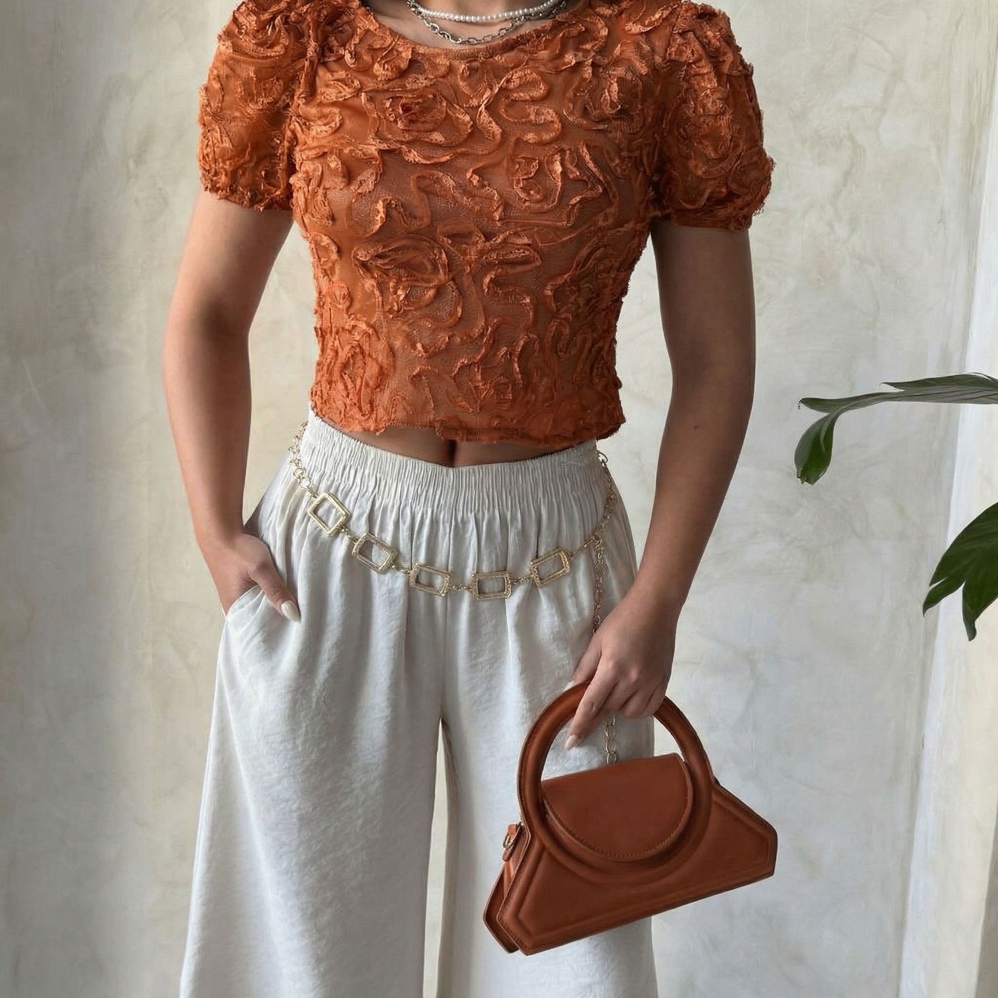 Gekürzte Bluse mit Puffärmeln in Ziegelorange und strukturierter Blumenoptik