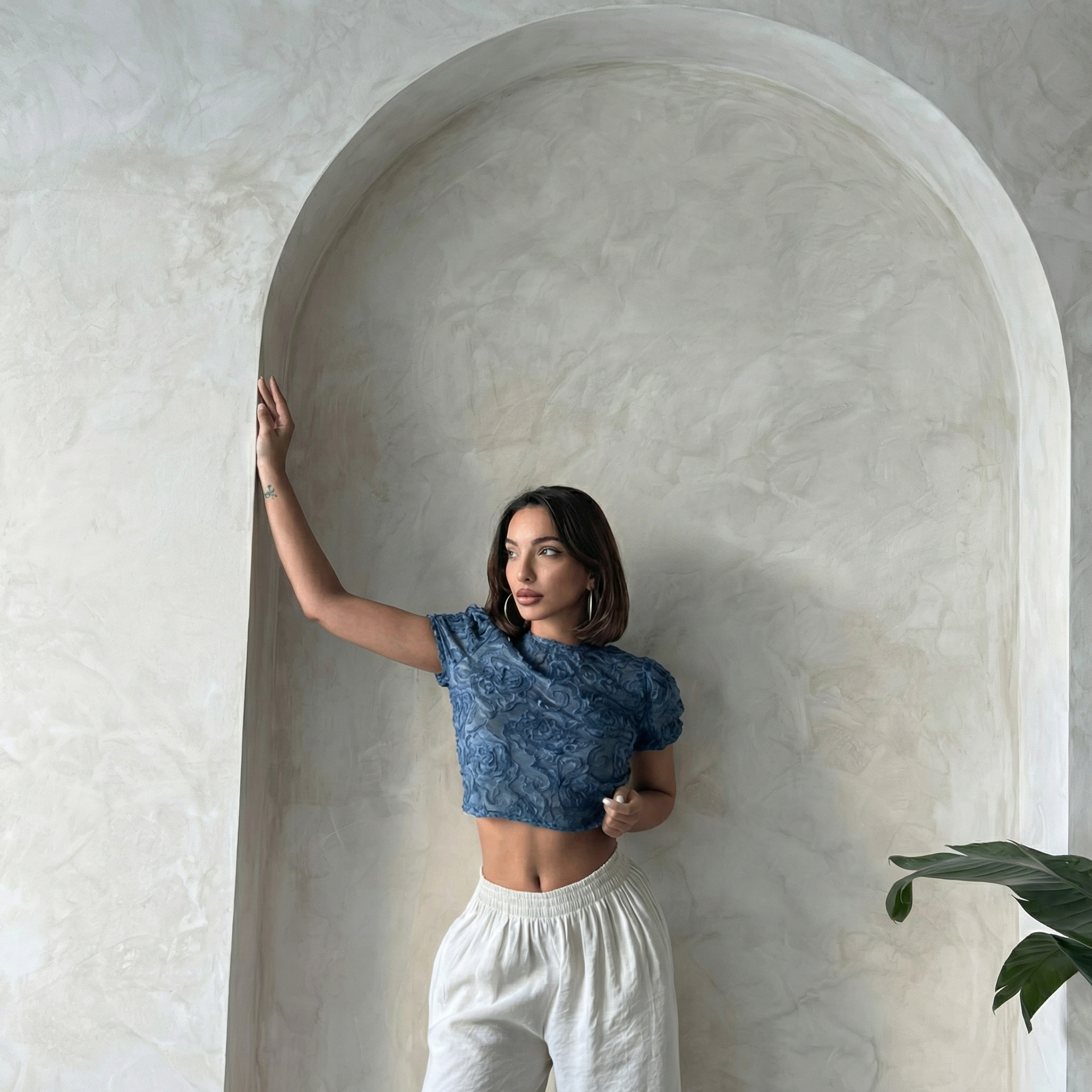 Indigoblaues, strukturiertes Organza-Crop-Top mit ausgestellten Ärmeln