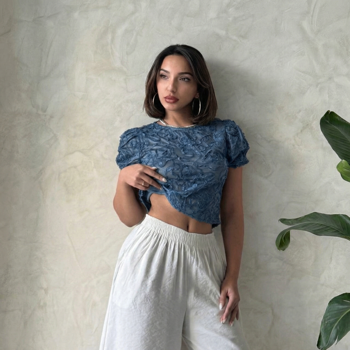 Indigoblaues, strukturiertes Organza-Crop-Top mit ausgestellten Ärmeln