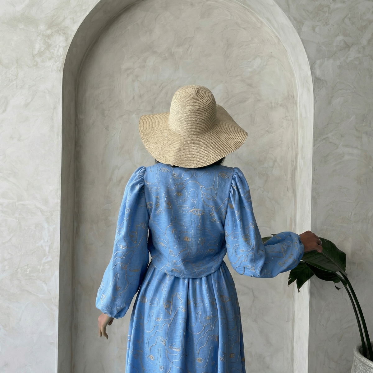 Kurze Bluse mit Stickerei und Bindedetails vorne in Hellblau