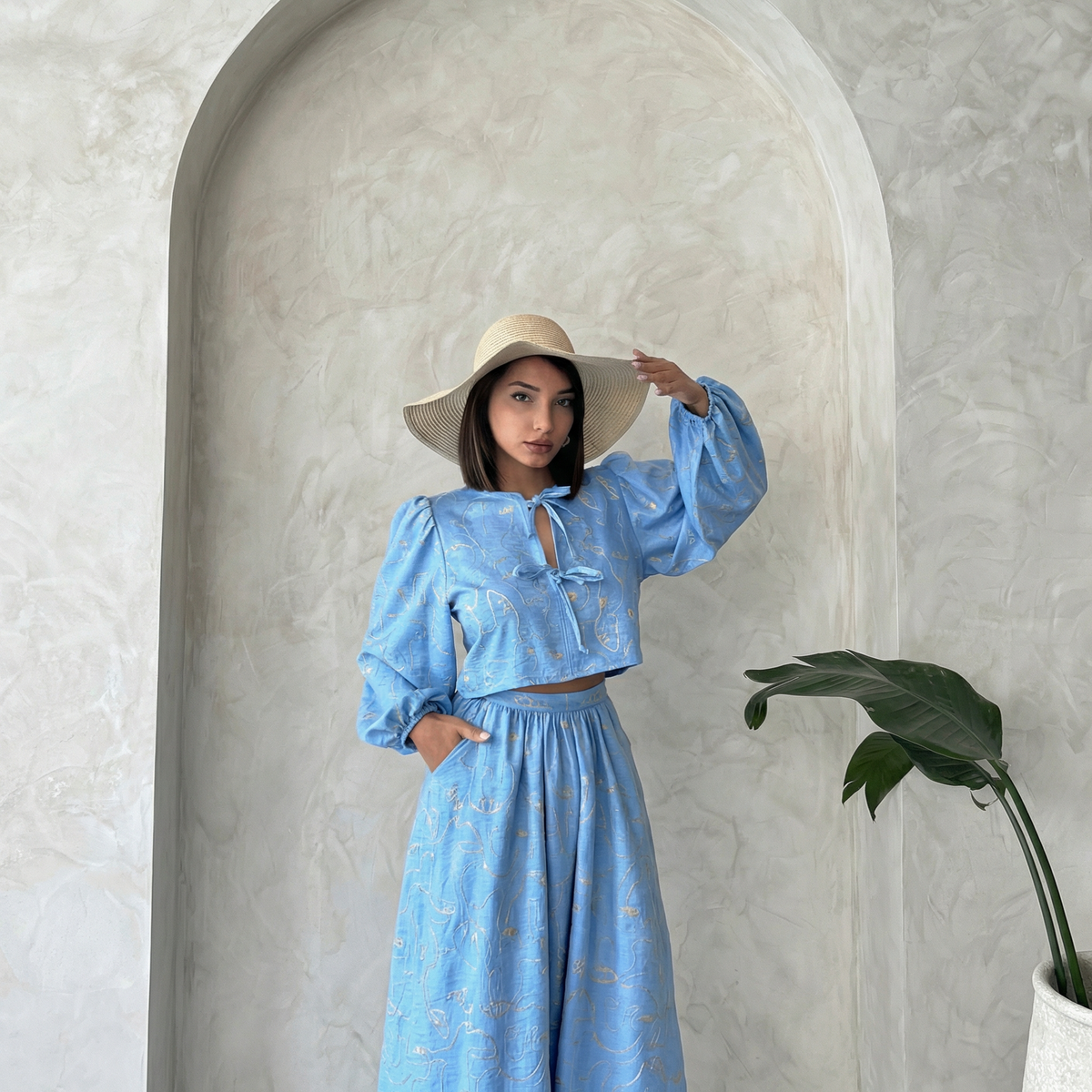 Kurze Bluse mit Stickerei und Bindedetails vorne in Hellblau