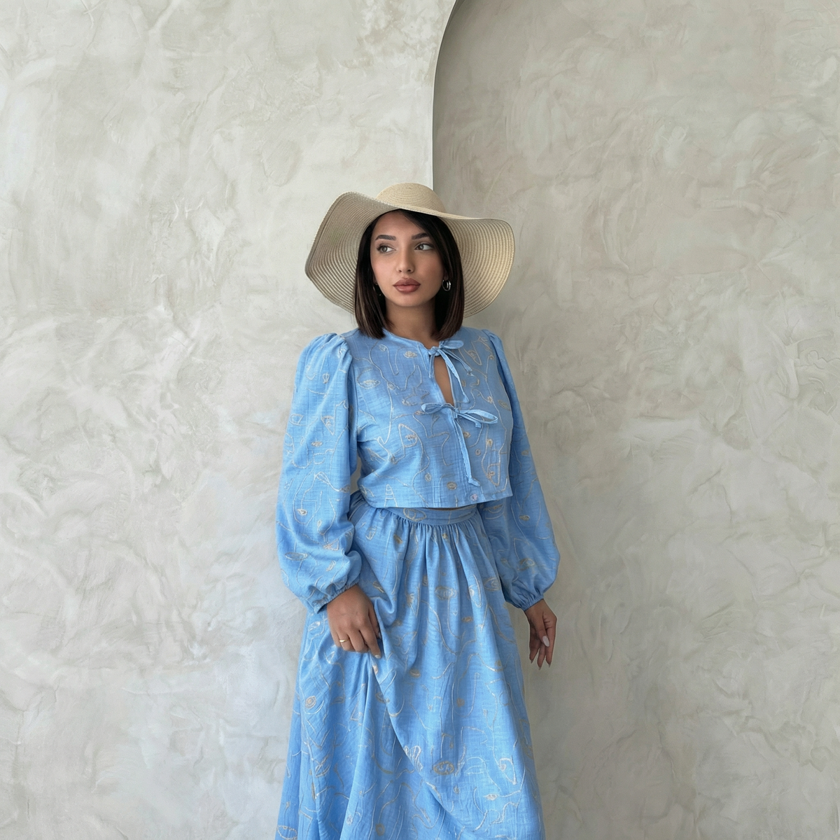 Kurze Bluse mit Stickerei und Bindedetails vorne in Hellblau